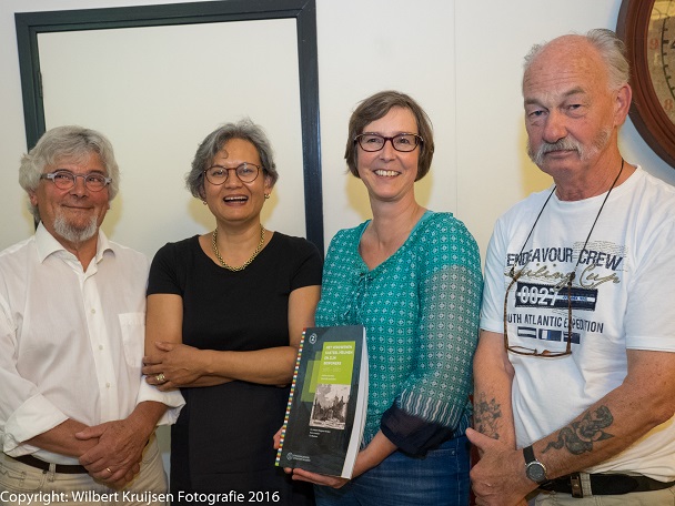 Directeur NKS, Heidi van Limburg Stirum met schrijvers van het boek